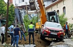 Demirci ilçesinde 1,5 saat süren yağışlar sırasında yollar çöktü 