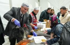 Başkan Zeyrek, Cumhuriyet Meydanı’nda Vatandaşlarla İftarda Buluştu