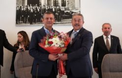 Özgür Özel, Salihli Belediye Başkanı Mazlum Nurlu’yu makamında ziyaret etti