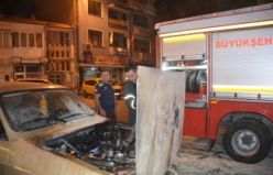 Demirci'de meydanda seyir halinde yanmaya başlayan otomobil gece yarısı heyecan yarattı