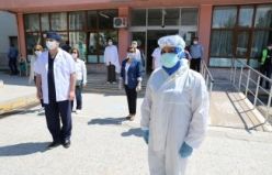 Sağlık çalışanlarının tulumları Akhisar Yardımsevenler Derneği’nden