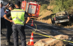 Demirci yolunda feci kaza! Yoldan geçen aracın üstüne kaya düştü 1 kişi ölü 3 kişi yaralı