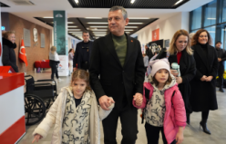 Özgür Özel’den Anlamlı Vefa: Zeyrek’in İkiz Kızlarını Okula Götürdü
