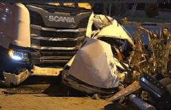 Tır ile otomobilin karıştığı kazada 2 kişi yaralandı