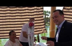 Akhisar Belediye Başkanı Besim Dutlulu’dan Anneler için karanfil