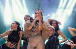 Hande Yener, yine sahnede büyüledi