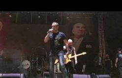 Konser verdiği alanın çöplerini kendi elleriyle topladı