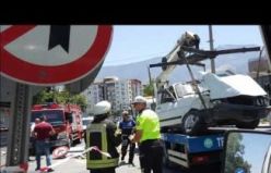 Manisa eski Devlet Hastanesi önündeki kavşakta iki araç birbirine girdi