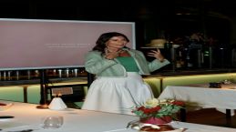 Ece Vahapoğlu İstanbul’da Özel Bir Geceye Ev Sahipliği Yaptı