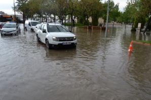 Sağanak yağış Salihli'de hayatı felç etti