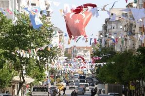 Büyükşehir Şehri Bayraklarla Donattı