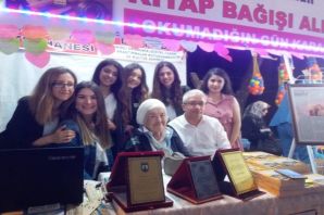 93 Yaşındaki Akın " Öteye Mektup" kitabının imza gününde okurlarıyla buluştu