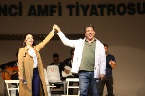 Emre Kınay ve Evrim Alasya’nın başrollerini paylaştığı “İki Bekar” isimli tiyatro oyunu seyircileri güldürdü