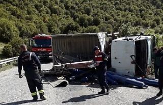 Demirci-Salihli yolunda kamyon devrildi 1 kişi yaralı