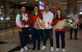 Manisalı Şampiyonlar yurda döndü