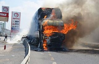 Saman Yüklü Tır Alev Alev Yandı