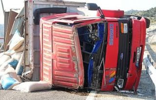 Kamyon traktörü biçti 1 ölü 1 ağır yaralı