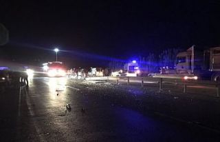 Feci kazada kamyon otomobille çarpıştı 1 ölü...