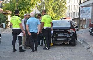 Önünde giden otomobile arkadan çarptı 1 kişi...