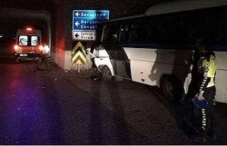 İşçi servisi ve kamyon çarpıştı 4'ü ağır...