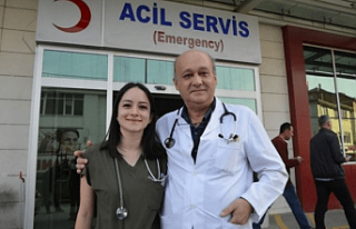 Baba-Kız Doktor Aynı Hastanede Şifa Dağıtıyor