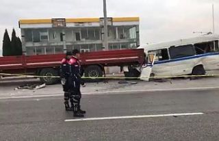 İşçi servisi iki tırın arasında sıkıştı...