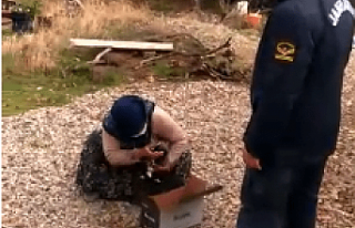 Jandarma her derde deva! Yavru köpek isteyen yaşlı...