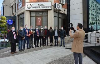 Gazeteciler poz verdi, Eryılmaz çekti