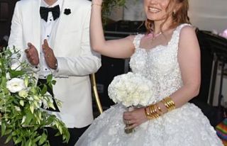 Lise ikinci sınıfta başlayan aşk nikah masasına...