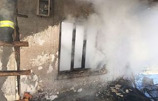 Demirci'de alevler evi yuttu! Çiftçinin mahsulleri...