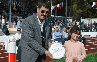 Suriyeli mülteciler için hazırlanan saatler Demirci'de...