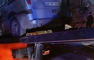 Hafif ticari araçla motosiklet kafa kafaya çarpıştı...