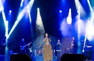 Melek Mosso şarkıları, sahne performansı ve enerjisiyle...