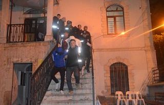 Demirci'de kuyumcuyu soymak isterlerken suçüstü...