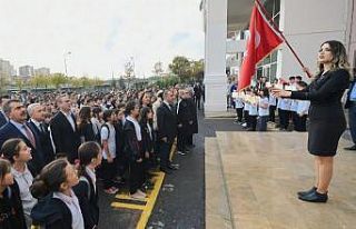 Okullarda şehitler için saygı duruşu