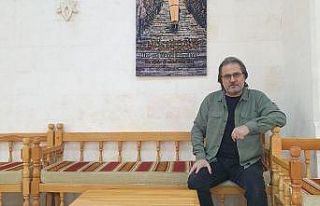 3 dilde yaptığı ayet ve hadis tablolarını camiye...