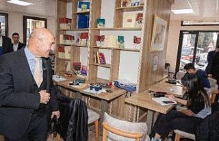 24 saat yaşayan kütüphane