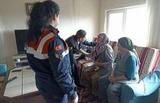 97 yaşındaki Şahsine Tüfekçi'ye kadınlar...