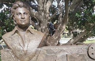 Zeki Müren heykeli vefat ettiği yerde yükseldi!