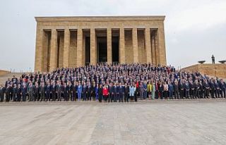 CHP Genel Başkanı Özel, partililerle birlikte Anıtkabir'i...