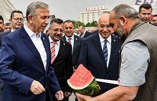 Seçim zaferini karpuzla kutladılar