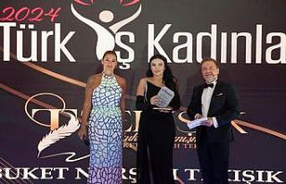 Buket Nurşah Tekışık muhteşem gecede plaketini...