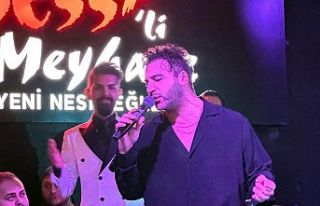 Emre Kaya, sahneye çıkıp Mehmet Çevik'le...