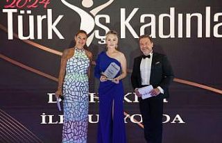 İlknur Yolda plaketini gecenin sunucularının elinden...