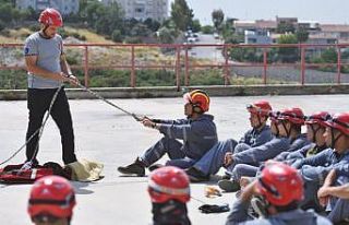 İzmir'in genç itfaiyecileri sıkı eğitimden...