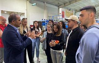 İzmirli girişimci gençler, tarım işletmesi tozunu...
