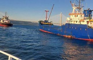Kargo gemisi dümen arızası yaptı... Boğaz trafiği...