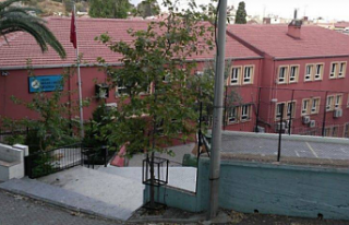 Okulda, Tiyatro eğitmeninin 12 yaşlarındaki iki...