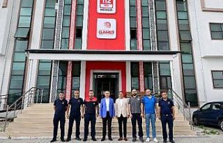 Başkan Sami Er vatandaş ve görev başındaki personelle...