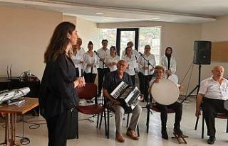 İZMEK şan kursiyerlerinden yıl sonu performans